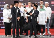 Calon presiden dan calon wakil presiden nomor urut 1, Anies Baswedan (kiri) dan Muhaimin Iskandar (kanan) memberikan keterangan pers usai debat calon wakil presiden Pemilu 2024 di JCC, Jakarta
