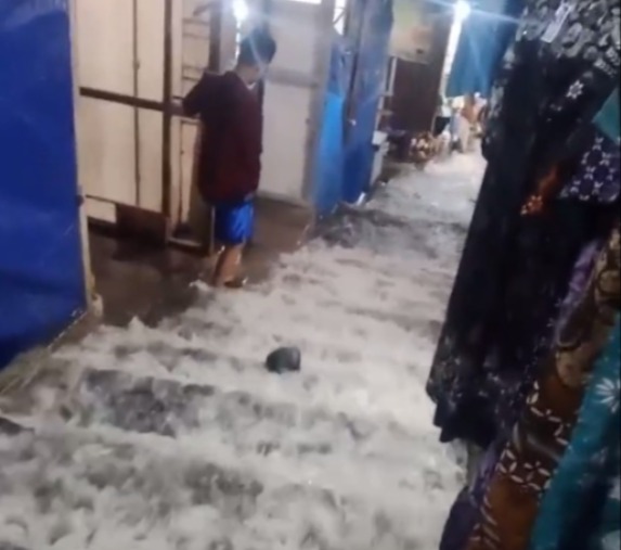 Jalur Tangga Pejalan Kaki Makam Sunan Muria Kudus, Berubah Jadi Air Terjun, Ternyata ini Penyebabnya