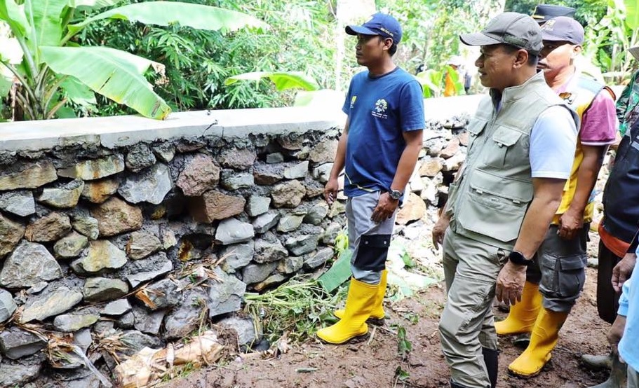 Pastikan Warga Aman, Bupati Sam’ani Tinjau Perbaikan Tanggul Sungai Piji Kudus