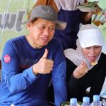 Tanpa Protokol Ketat, Bupati Sam’ani Ajak Istri 'Ngangkot' ke CFD dan Borong Kuliner Lokal di Minggu Pagi