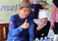 Tanpa Protokol Ketat, Bupati Sam’ani Ajak Istri 'Ngangkot' ke CFD dan Borong Kuliner Lokal di Minggu Pagi