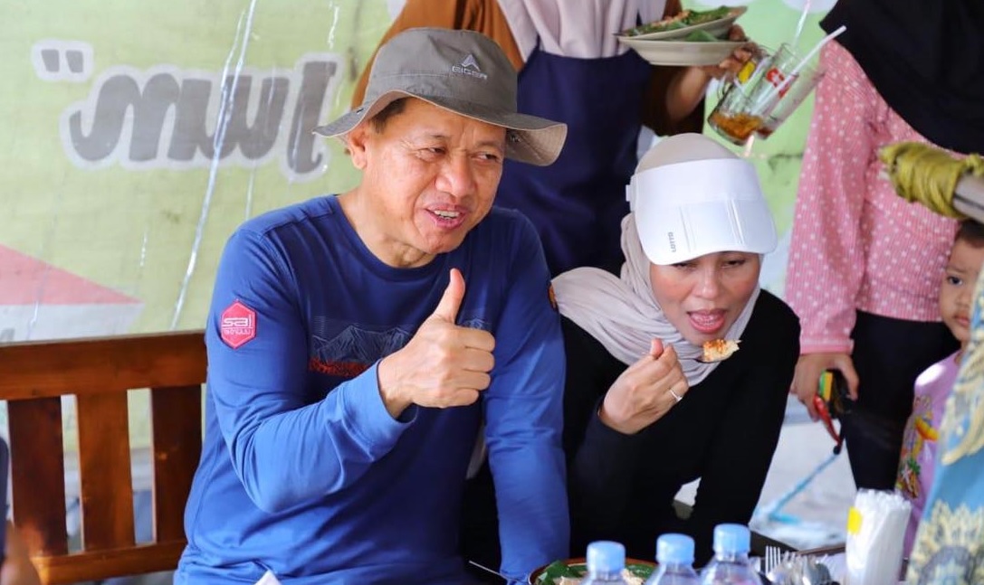 Tanpa Protokol Ketat, Bupati Sam’ani Ajak Istri 'Ngangkot' ke CFD dan Borong Kuliner Lokal di Minggu Pagi