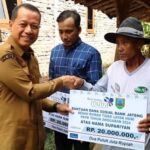 Bupati Kudus Serahkan Bantuan RTLH dari CSR Bank Jateng di Desa Lambangan Undaan