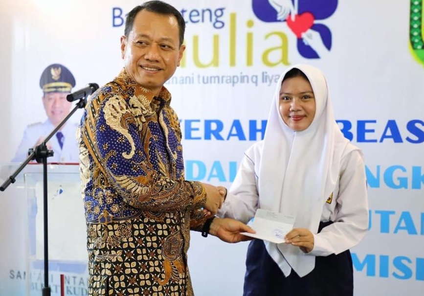 Dukung Generasi Emas 2045, Duet Sam’ani-Bellinda Salurkan Beasiswa untuk Ratusan Pelajar Kudus