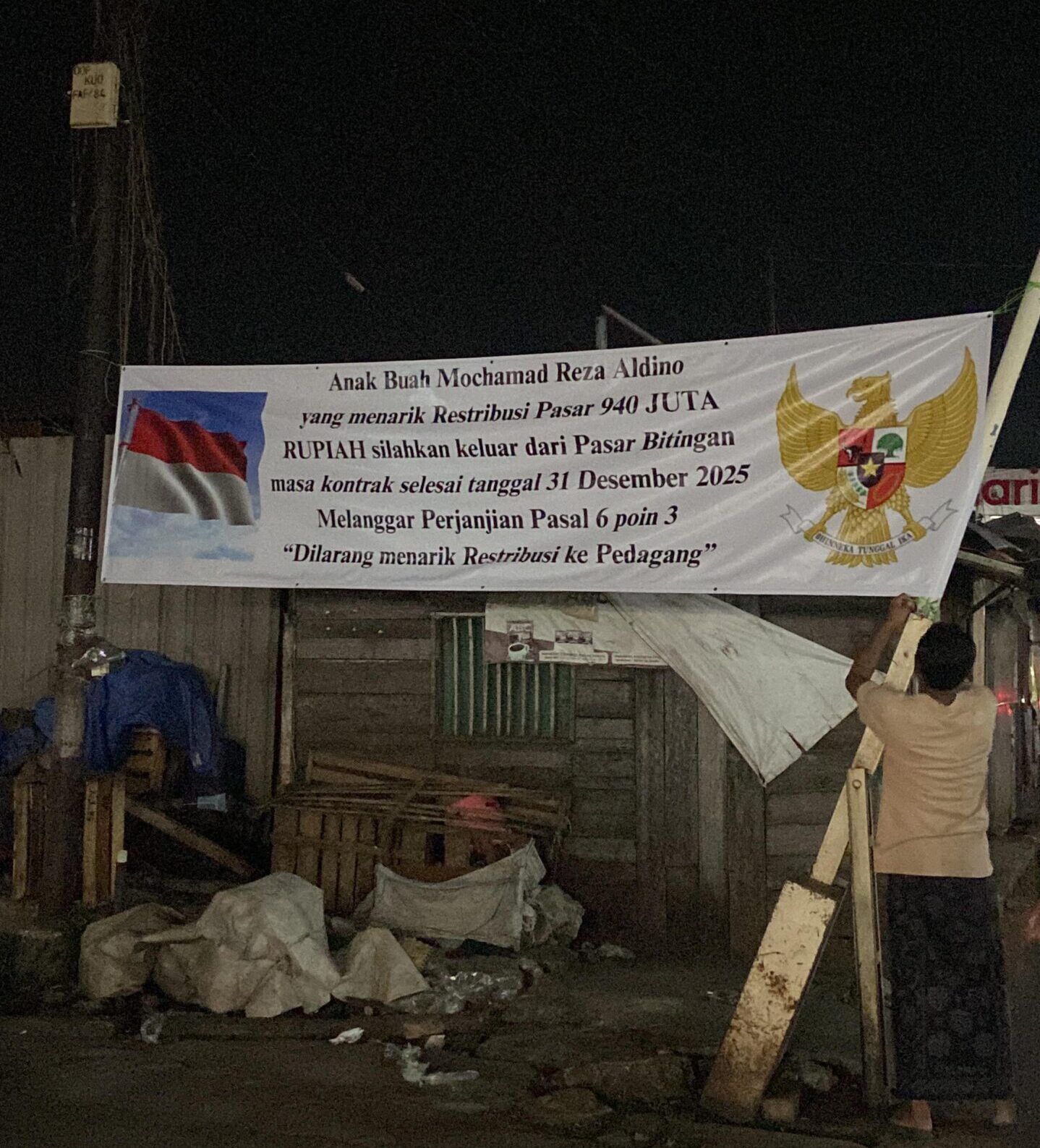 Banner Protes Terpasang di Pasar Bitingan, Pedagang Soroti Kontrak Pemenang Lelang Parkir Rp940 Juta