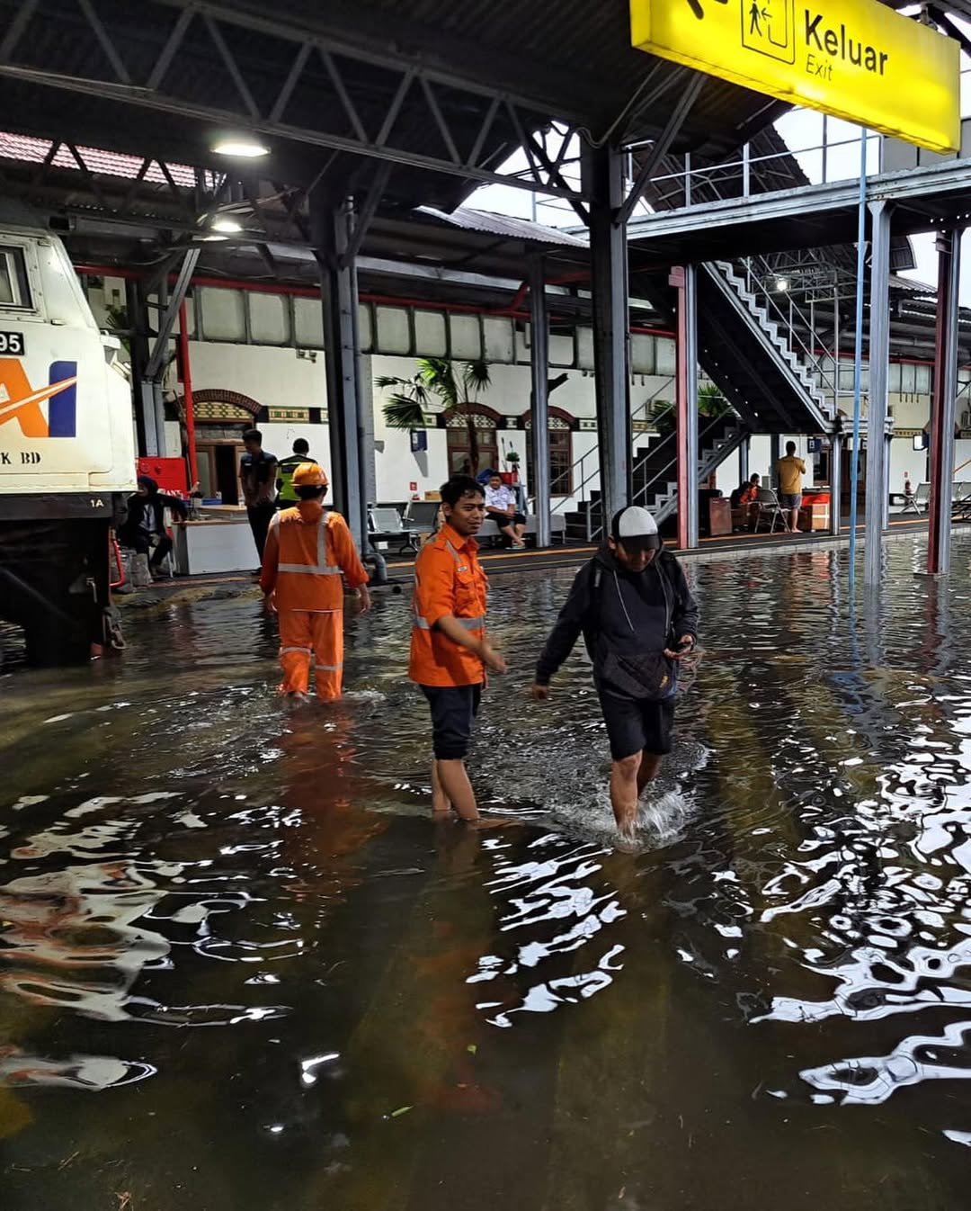 Jalur Kereta Api Pantura Terputus Akibat Banjir Pekalongan, KAI Putar Rute Lewat Jalur Selatan