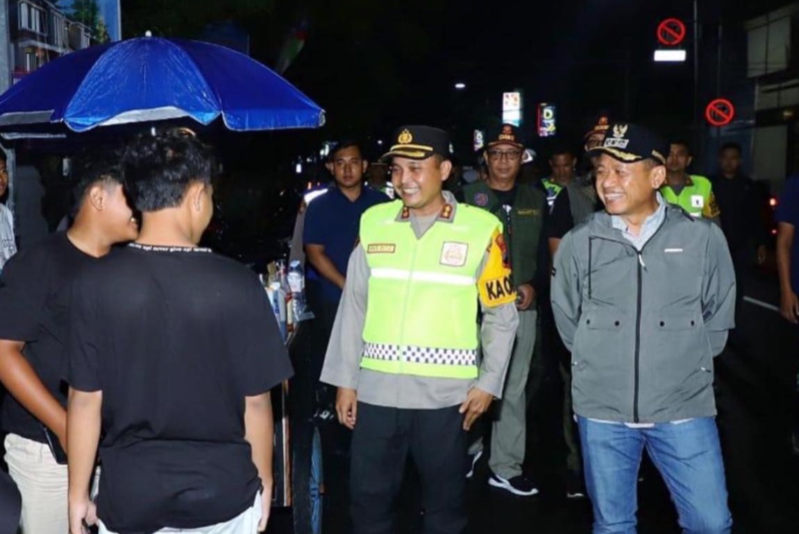 Bupati Kudus Turun Langsung Memastikan Keamanan Momen Pergantian Tahun Baru di Car Free Night (CFN) Alun-Alun Simpang Tujuh Kudus.