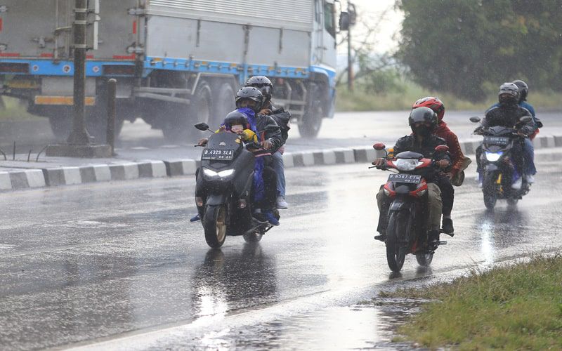 Update Cuaca Jateng: Hujan Lebat Diprediksi Guyur Wilayah Pantura Timur Hingga Sore Ini, Waspada Banjir Genangan
