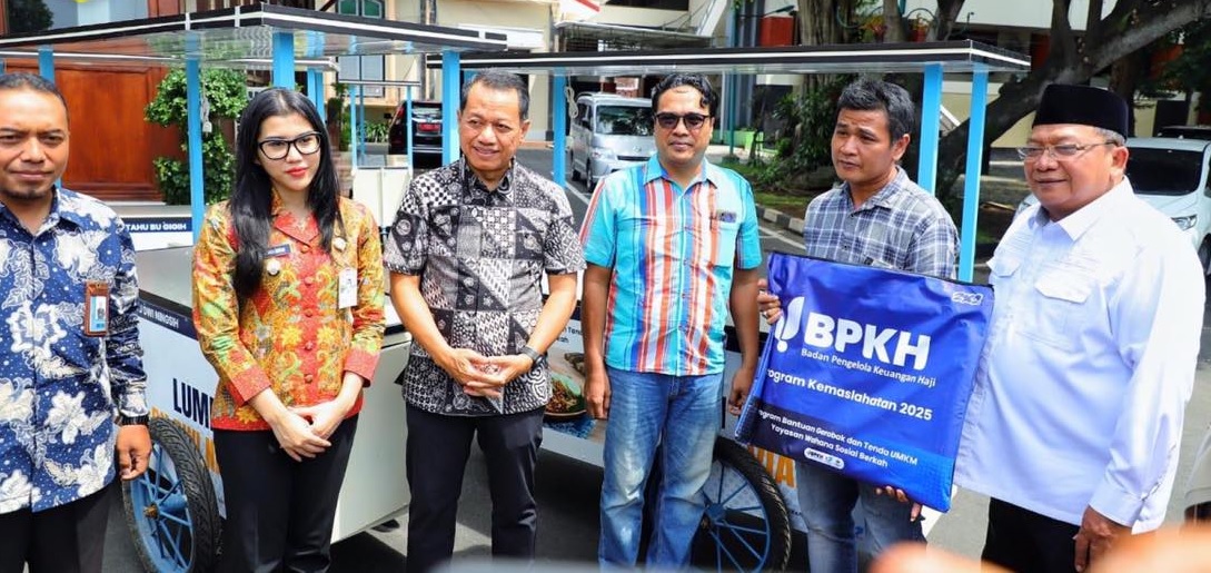 Pemkab Kudus Serahkan Bantuan Gerobak dan Tenda untuk UMKM