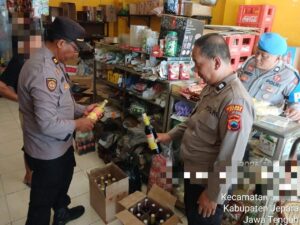 Respon Aduan Warga via 110, Polres Jepara Gerebek Penjual Miras Berkedok Toko Kelontong