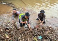 Rela Basah-basahan, Polres Jepara Terjun ke Sungai Bersihkan Sampah di Mantingan