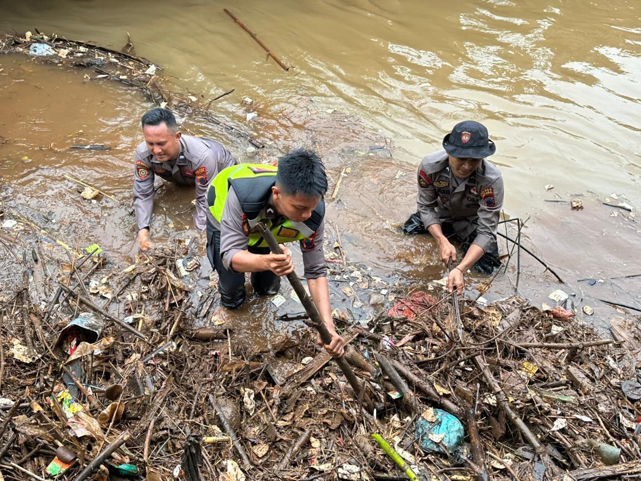 Rela Basah-basahan, Polres Jepara Terjun ke Sungai Bersihkan Sampah di Mantingan