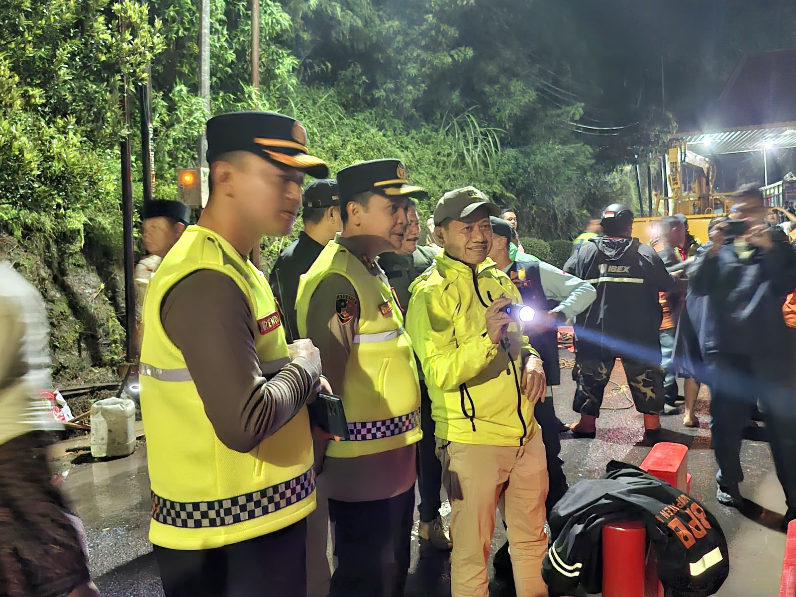 Bupati dan Kapolres Kudus Tinjau Langsung Longsor Colo, Evakuasi Kendaraan Dipercepat