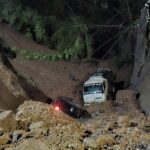 Jembatan Colo Kudus Longsor Akibat Hujan Deras, Mobil dan Truk Tangki Terseret ke Jurang