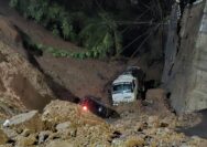 Jembatan Colo Kudus Longsor Akibat Hujan Deras, Mobil dan Truk Tangki Terseret ke Jurang
