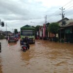 Arus Lalu Lintas Pantura Kudus–Pati Tersendat Banjir, Ngembalrejo Jadi Titik Rawan
