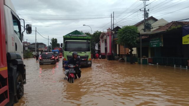 Arus Lalu Lintas Pantura Kudus–Pati Tersendat Banjir, Ngembalrejo Jadi Titik Rawan