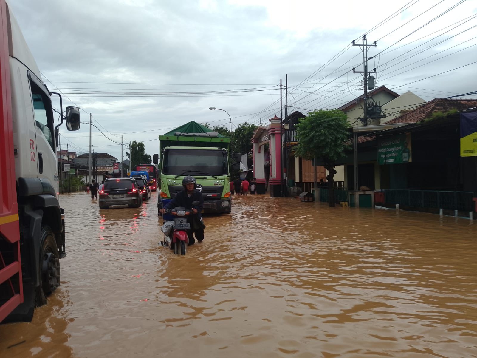 Arus Lalu Lintas Pantura Kudus–Pati Tersendat Banjir, Ngembalrejo Jadi Titik Rawan