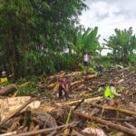 Polsek Tayu Pimpin Kerja Bakti Bersihkan Sungai Gadu, Polisi dan Warga Bersatu Pulihkan Dampak Banjir