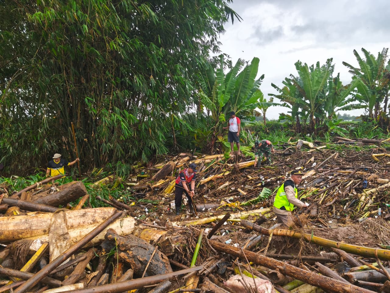 Polsek Tayu Pimpin Kerja Bakti Bersihkan Sungai Gadu, Polisi dan Warga Bersatu Pulihkan Dampak Banjir