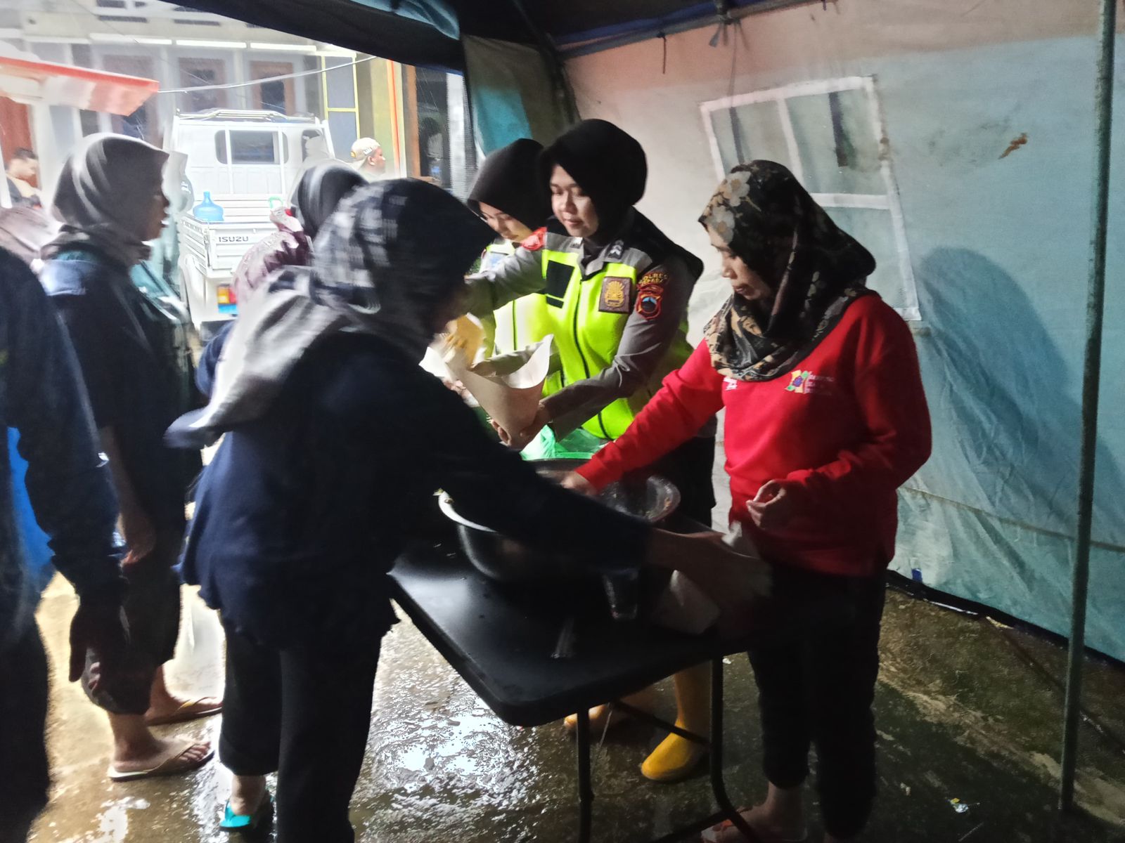 Sisi Humanis Polri: Polwan Polres Jepara Turun Tangan di Dapur Umum, Pastikan Gizi Pengungsi Terpenuhi