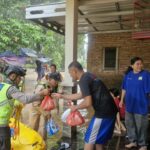 Gerak Cepat Polres Kudus: Terjang Banjir Pakai Perahu demi Antar Logistik ke Rumah Warga Ngembalrejo