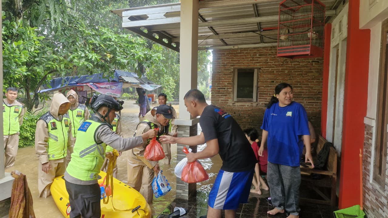 Gerak Cepat Polres Kudus: Terjang Banjir Pakai Perahu demi Antar Logistik ke Rumah Warga Ngembalrejo