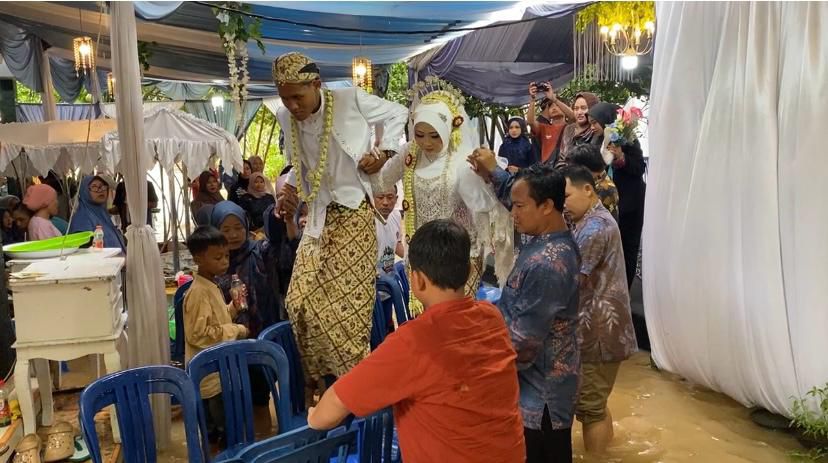 Cinta Tak Gentar Banjir: Kisah Rahmatul dan Firdaus Menikah di Tengah Kepungan Air di Kesambi Kudus