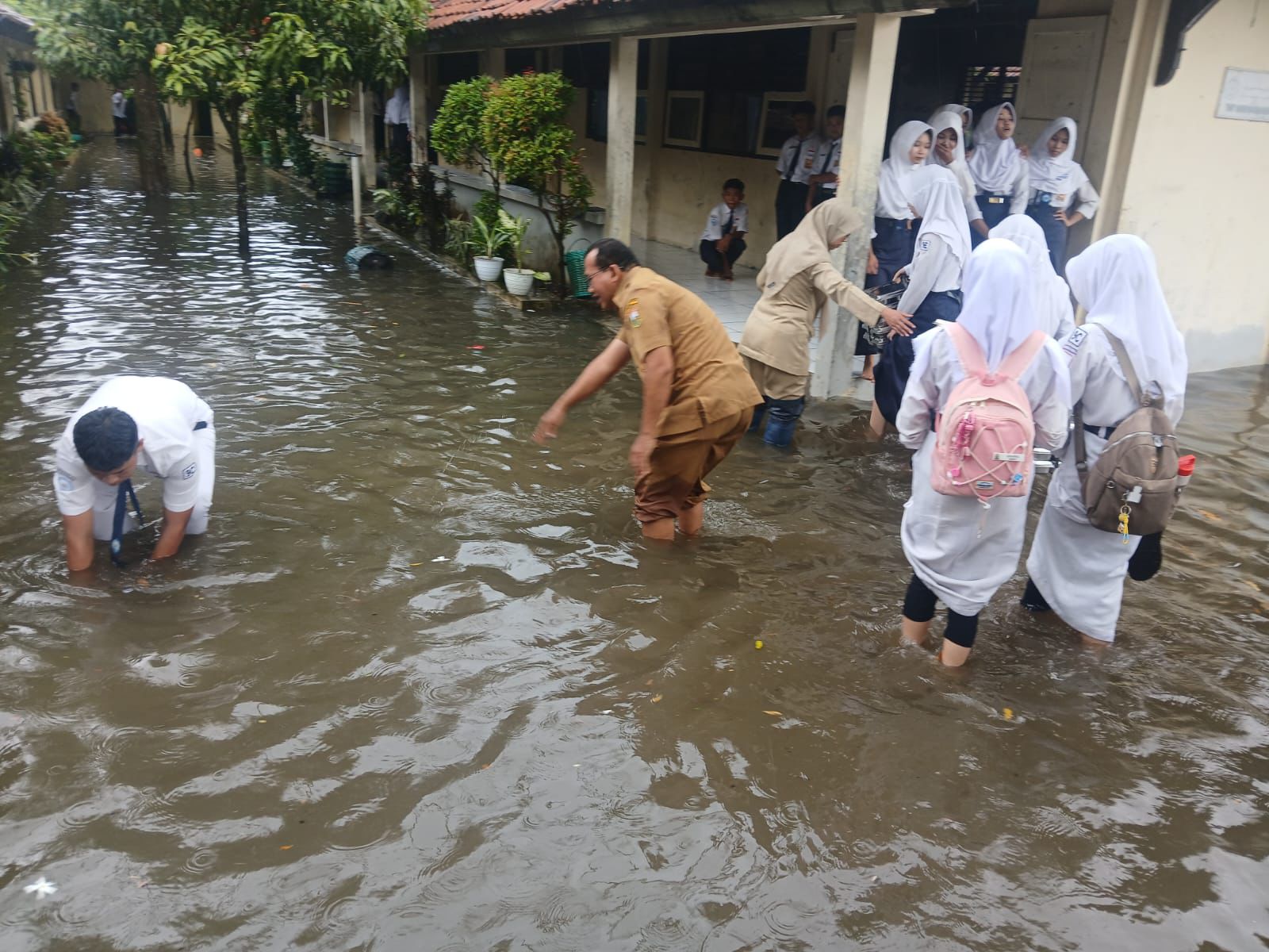Banjir Kepung Sekolah di Kudus, Ribuan Siswa Terpaksa Belajar dari Rumah