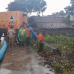 Personel TRC BPBD Kabupaten Demak saat mengoperasikan Mobile Pump untuk menyedot genangan air di kawasan pemukiman Desa Kalisari, Kecamatan Sayung, Rabu (14/1/2026).