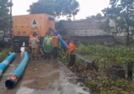 Personel TRC BPBD Kabupaten Demak saat mengoperasikan Mobile Pump untuk menyedot genangan air di kawasan pemukiman Desa Kalisari, Kecamatan Sayung, Rabu (14/1/2026).