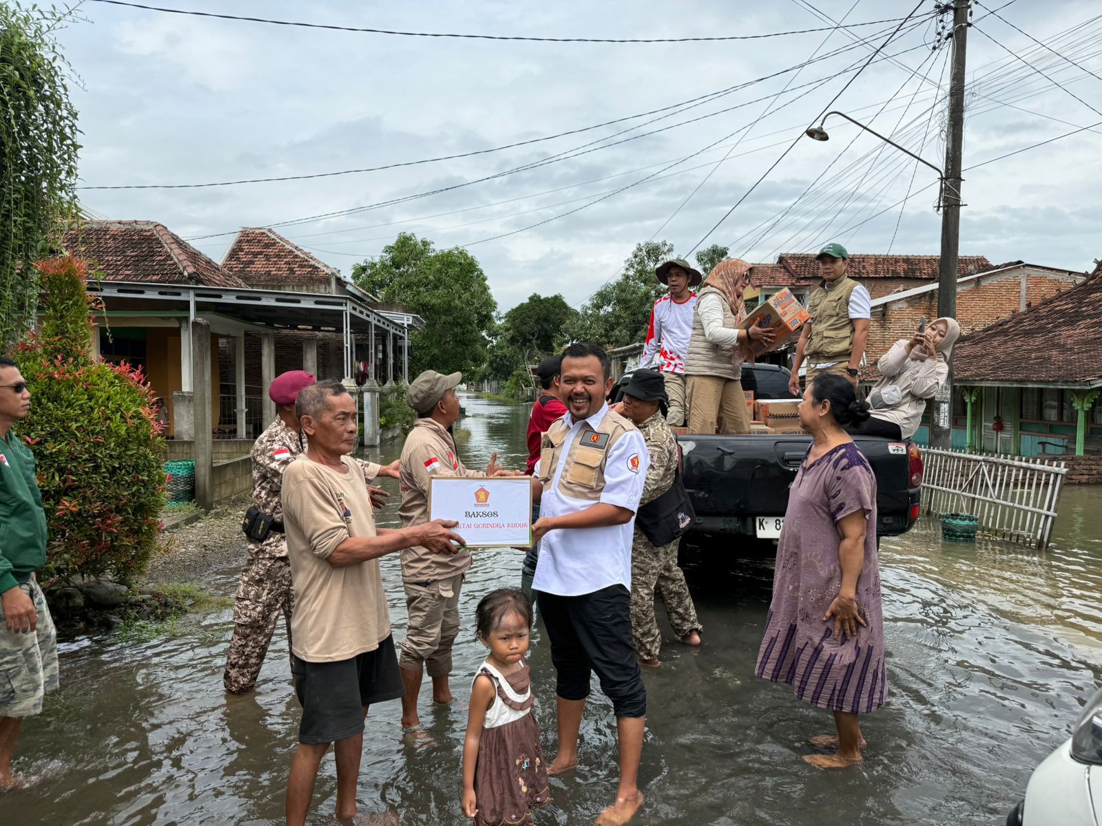 Banjir Belum Surut, Gerindra Kudus Beri Bantuan Ke Warga Terdampak