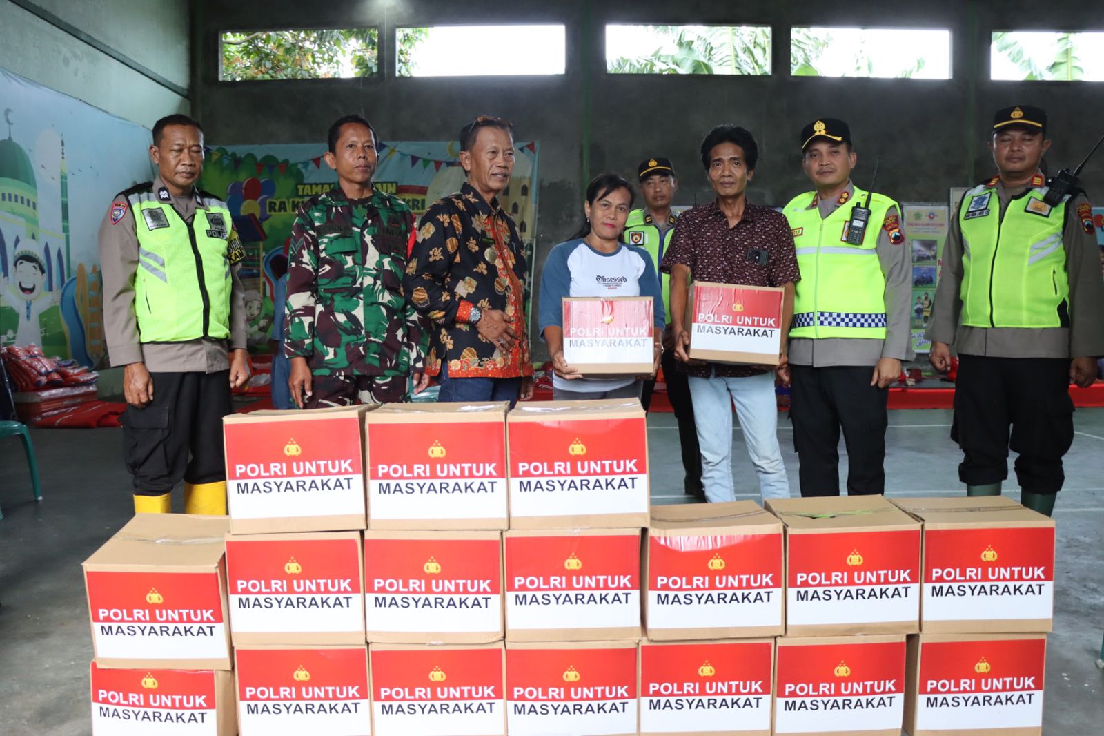 Kapolres Kudus Terjang Banjir: Salurkan Ratusan Paket Sembako hingga Siagakan Patroli