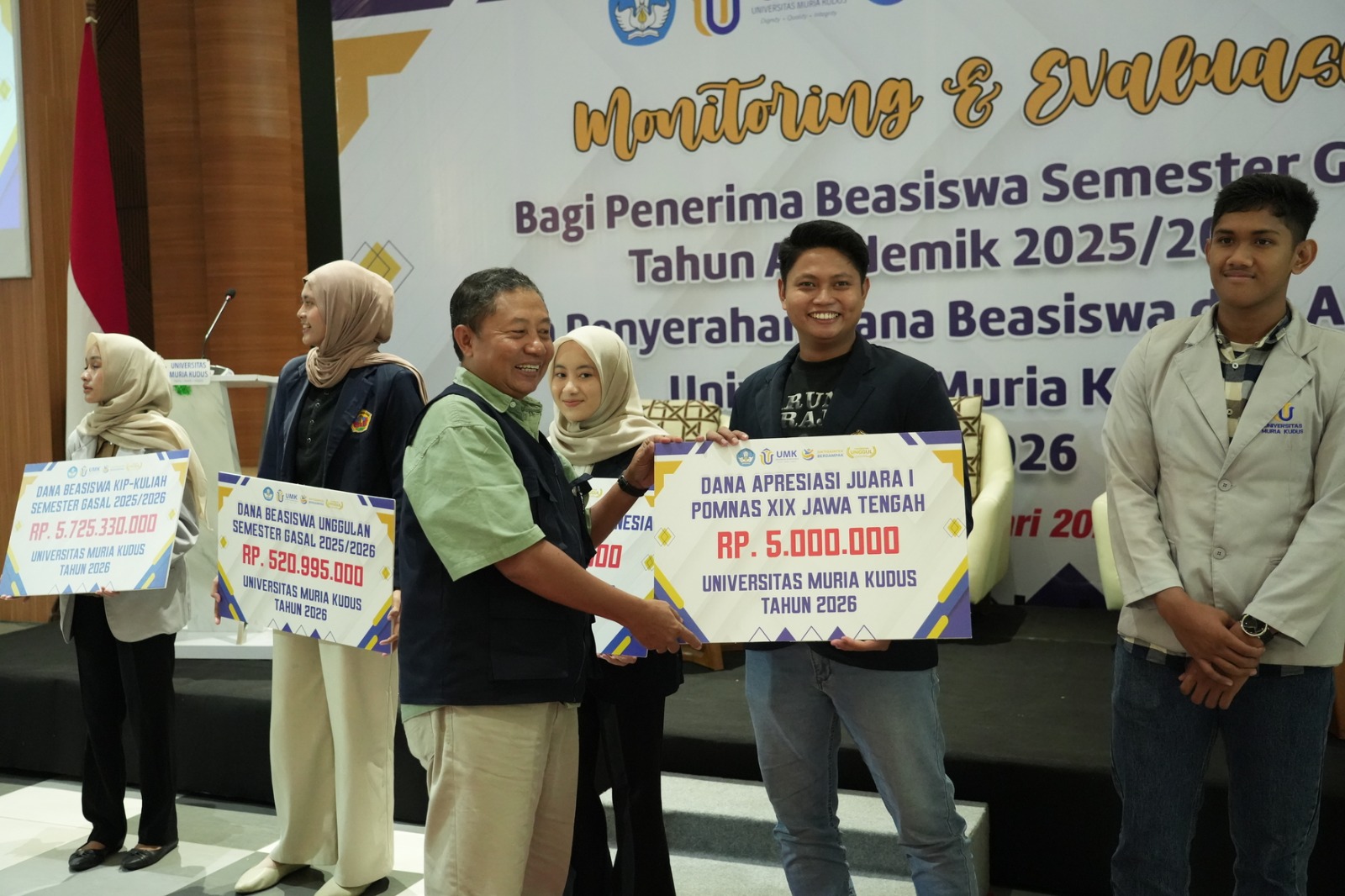UMK Serahkan Dana Beasiswa dan Berikan Apresiasi Mahasiswa Tahun 2026