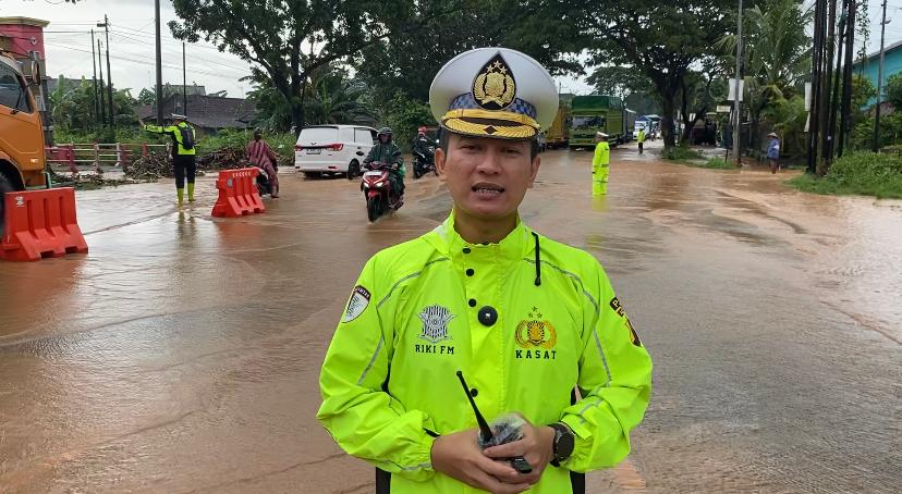 Banjir Rendam Jalur Pantura, Arus Pati–Rembang Tersendat hingga 3 KM, Polisi Lakukan Rekayasa Darurat