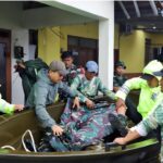Bupati Kudus Ikut Evakuasi Warga Sakit Terdampak Banjir Desa Jetiskapuan