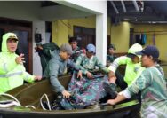 Bupati Kudus Ikut Evakuasi Warga Sakit Terdampak Banjir Desa Jetiskapuan