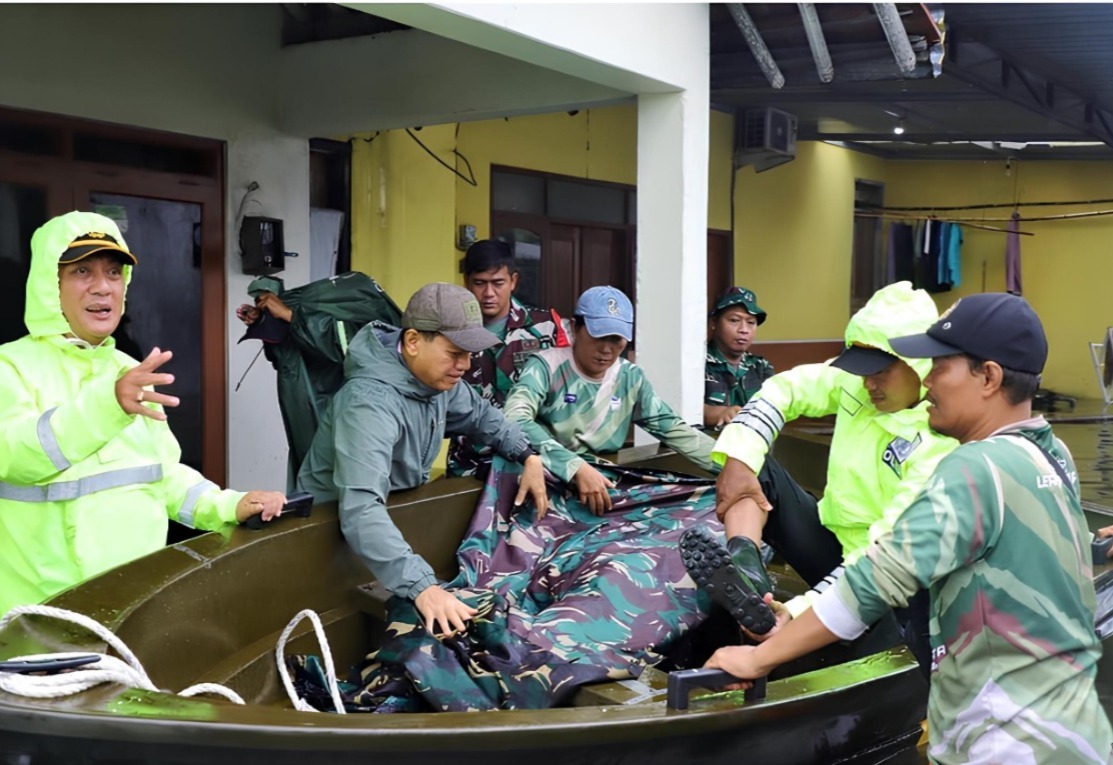 Bupati Kudus Ikut Evakuasi Warga Sakit Terdampak Banjir Desa Jetiskapuan