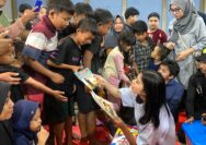 Wabup Bellinda Bagikan Mainan dan Buku, Pastikan Psikologis Anak-Anak Pengungsi Tetap Nyaman