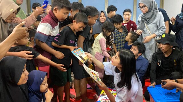Wabup Bellinda Bagikan Mainan dan Buku, Pastikan Psikologis Anak-Anak Pengungsi Tetap Nyaman