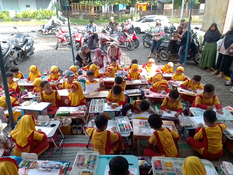 Asah Kreativitas Anak, TK Pertiwi Bumirejo Gelar Lomba Menggambar di Indomaret Kaliampo
