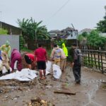 Sungai Gelis Mengancam, Warga dan Aparat Gotong Royong Bangun Tanggul Darurat di Singocandi