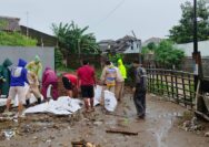 Sungai Gelis Mengancam, Warga dan Aparat Gotong Royong Bangun Tanggul Darurat di Singocandi