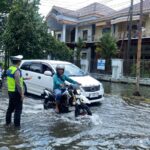 Jalan Kudus-Purwodadi Tergenang, Kasat Lantas Polres Kudus Terjunkan Personel Bantu Kendaraan Mogok