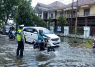 Jalan Kudus-Purwodadi Tergenang, Kasat Lantas Polres Kudus Terjunkan Personel Bantu Kendaraan Mogok