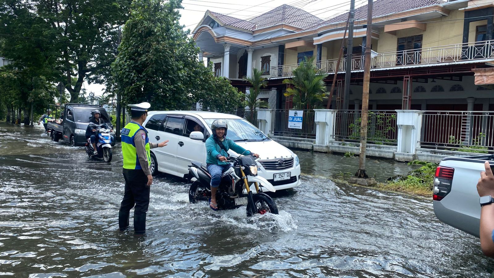 Jalan Kudus-Purwodadi Tergenang, Kasat Lantas Polres Kudus Terjunkan Personel Bantu Kendaraan Mogok