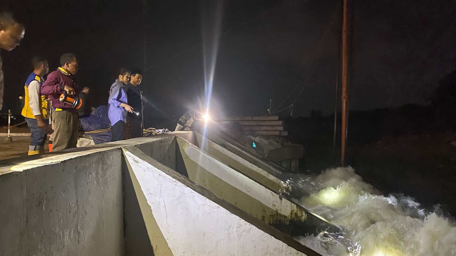 Cek Kolam Retensi Tengah Malam, Samani–Bellinda Pastikan Pompa Banjir Kudus Kerja Tanpa Batas