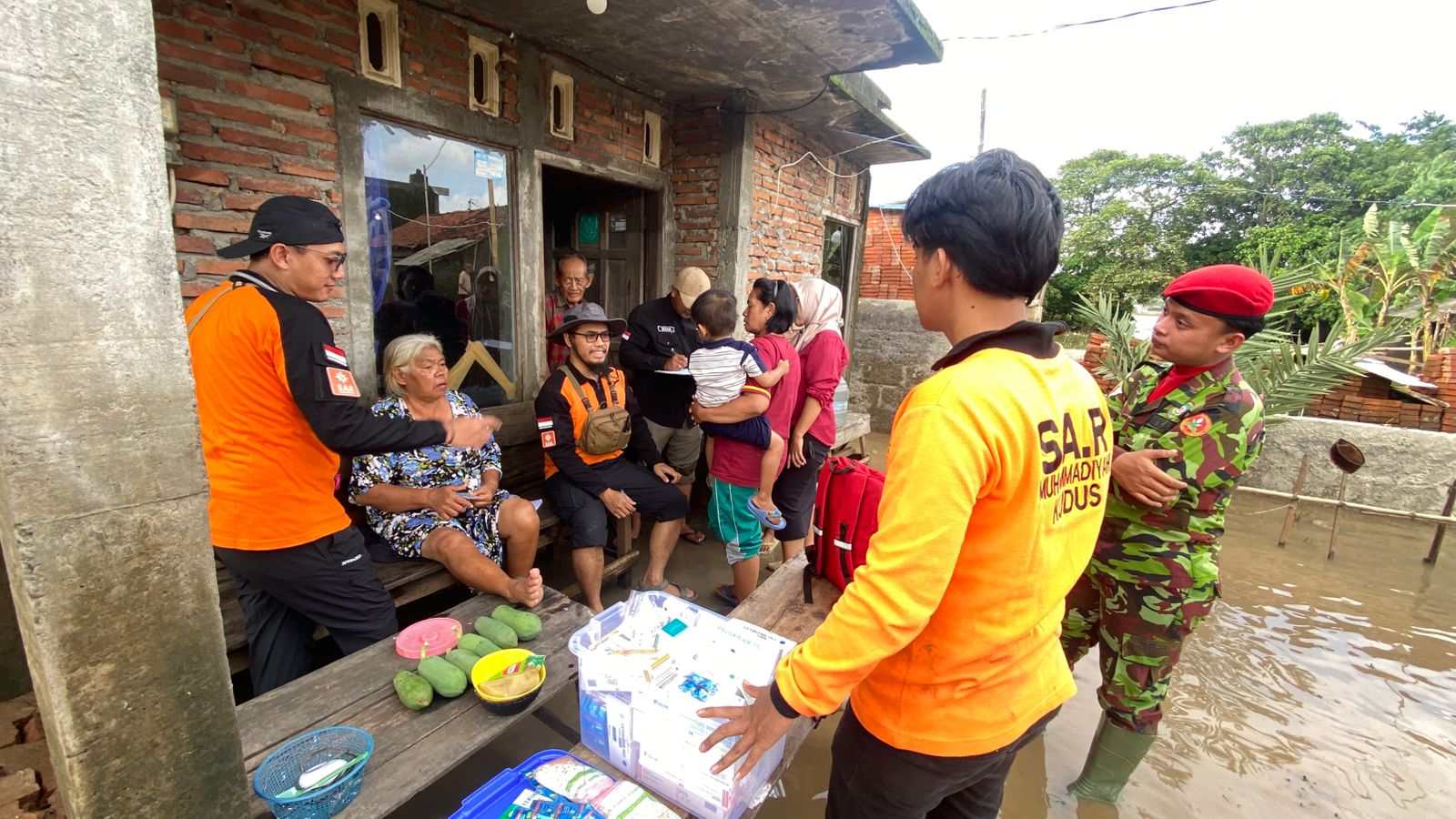 Terjang Genangan di Setrokalangan: Tim Medis MDMC Beri Layanan Kesehatan Door-to-Door