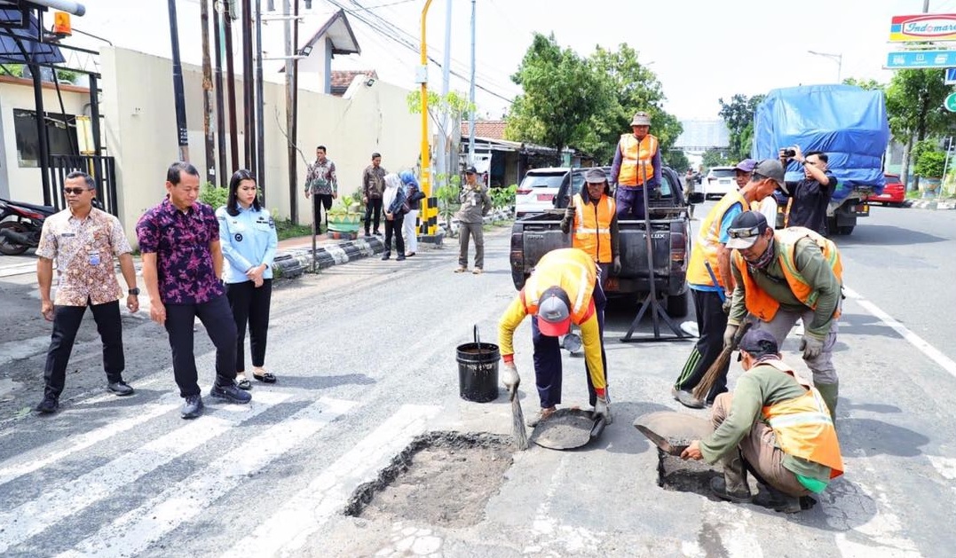Bupati dan Wabup Kudus Tinjau Perbaikan Jalan R. Agil Kusumadya