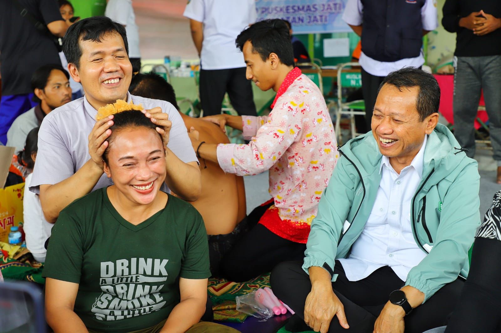 Kolaborasi Kemanusiaan, Terapis Tunanetra Berikan Relaksasi ke Pengungsi Banjir di Kudus